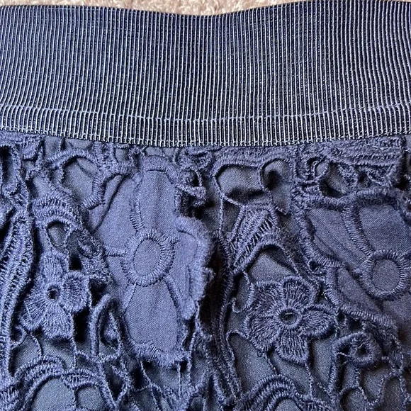 Ann Taylor lace overlay midi skirt in navy - size 14 - Picture 4 of 6